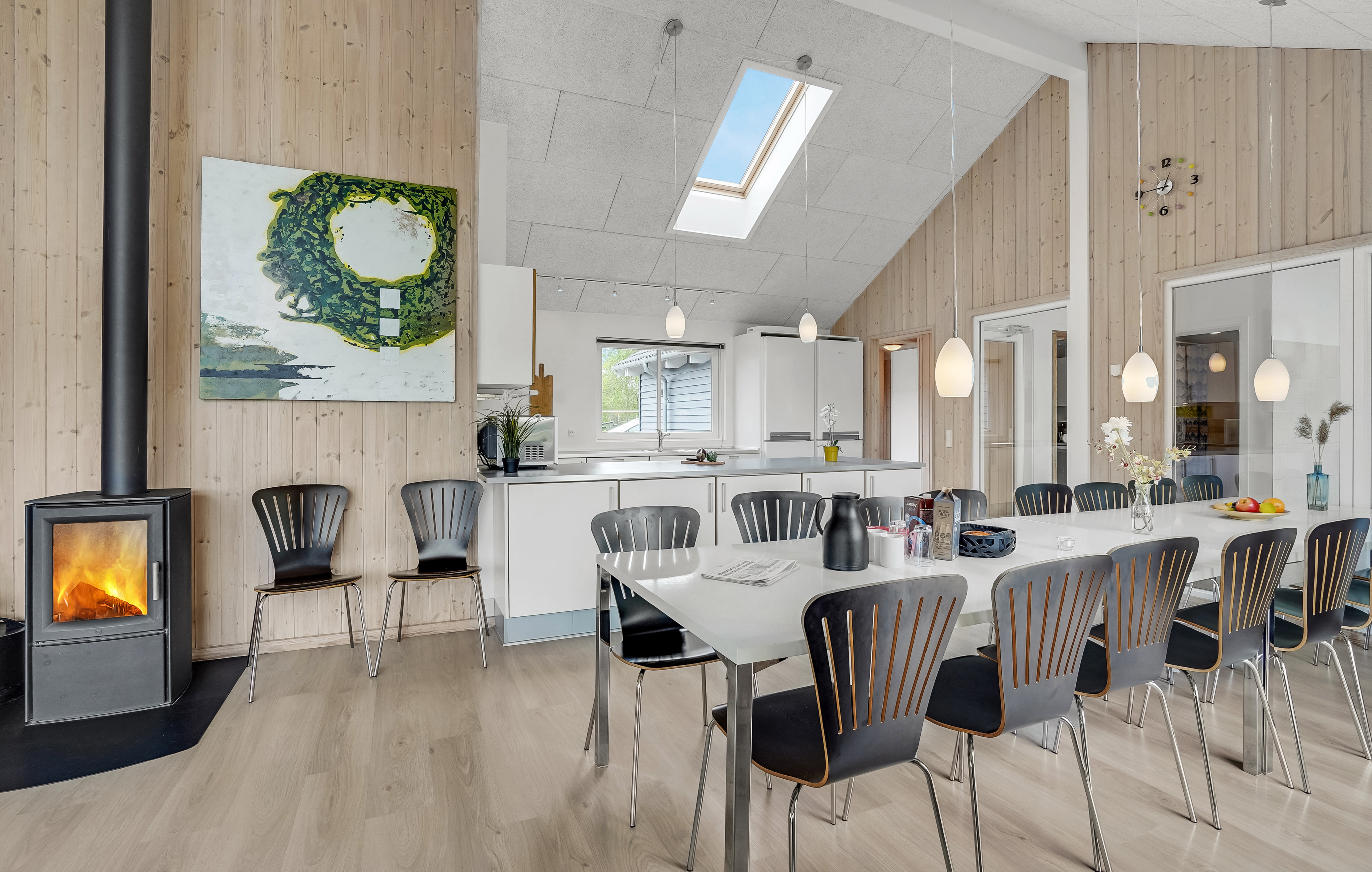 Det er plass til 18 personer i det store lyse oppholdsrommet i luksushus nr. 281.