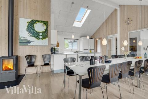 Det er plass til 18 personer i det store lyse oppholdsrommet i luksushus nr. 281.