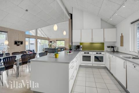 Kjøkkenet i luksushus nr. 281 er fullt utstyrt så dere lett kan lage mat til 18 personer.