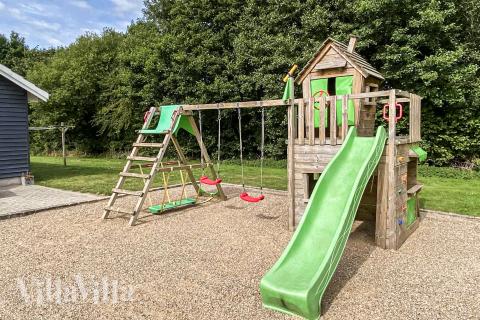 I det attraktive feriehuset nr. 281 i Sydjylland finnes det mengder av utendørsaktiviteter, som leketårn og huskestativ.