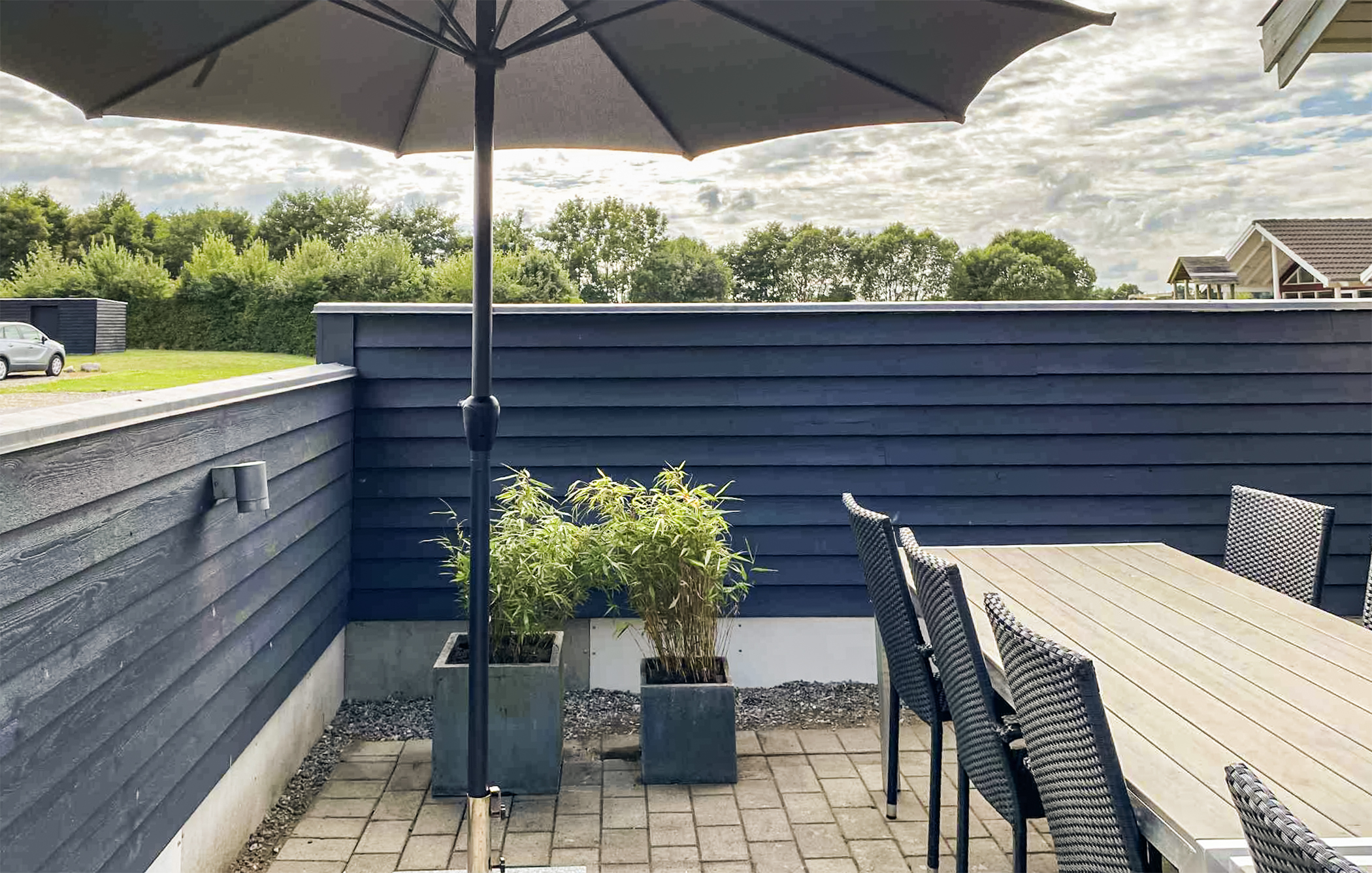 Luksushus nr. 281 har en deilig terrasse med gode hagemøbler til 18 personer.