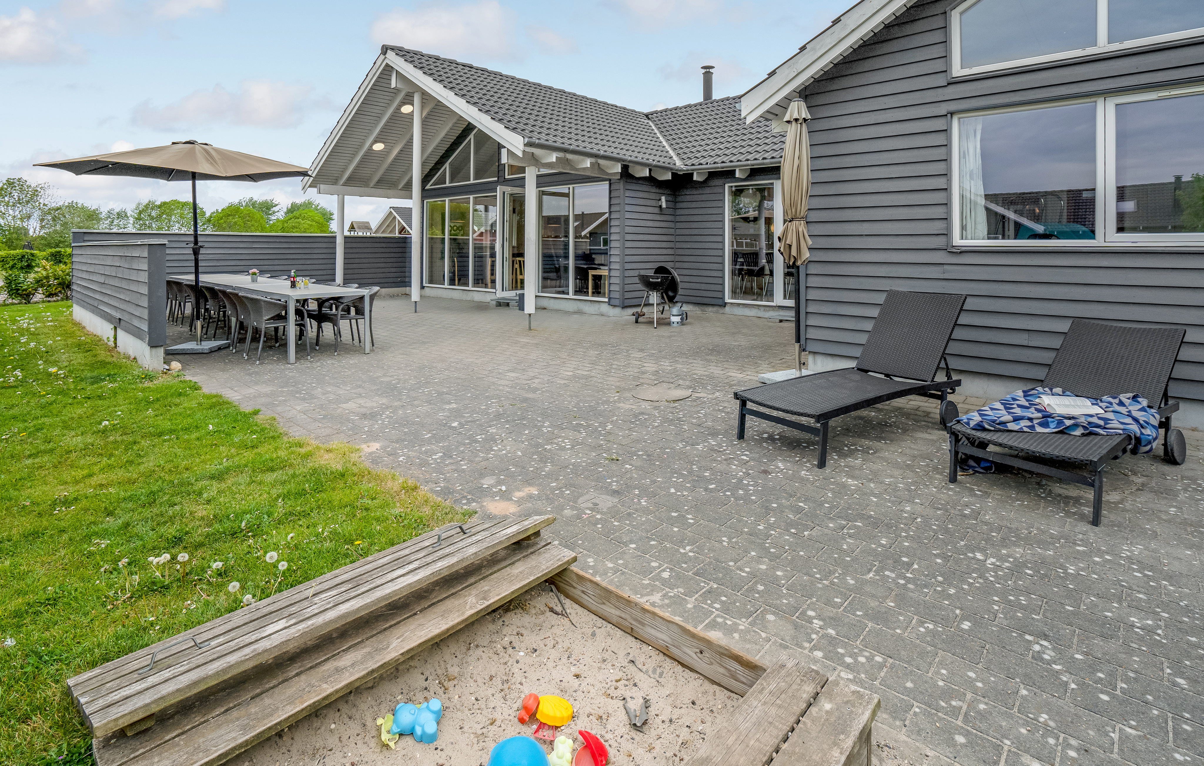 Nyt en grillkveld på terrassen i luksushus nr. 281 i Sydjylland