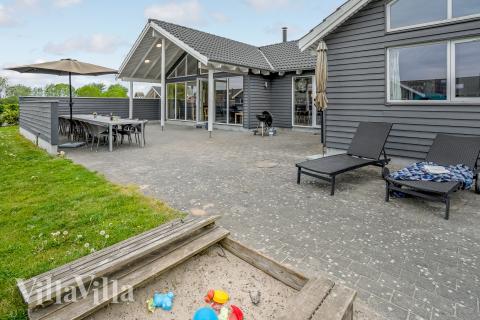 Nyt en grillkveld på terrassen i luksushus nr. 281 i Sydjylland