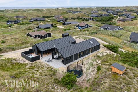 Dette lekre huset med svømmebasseng, nr. 672, med plass til 18 personer, ligger i Vestjylland
