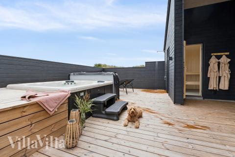 Luksushus nr. 672 har en deilig terrasse med gode hagemøbler til 18 personer.