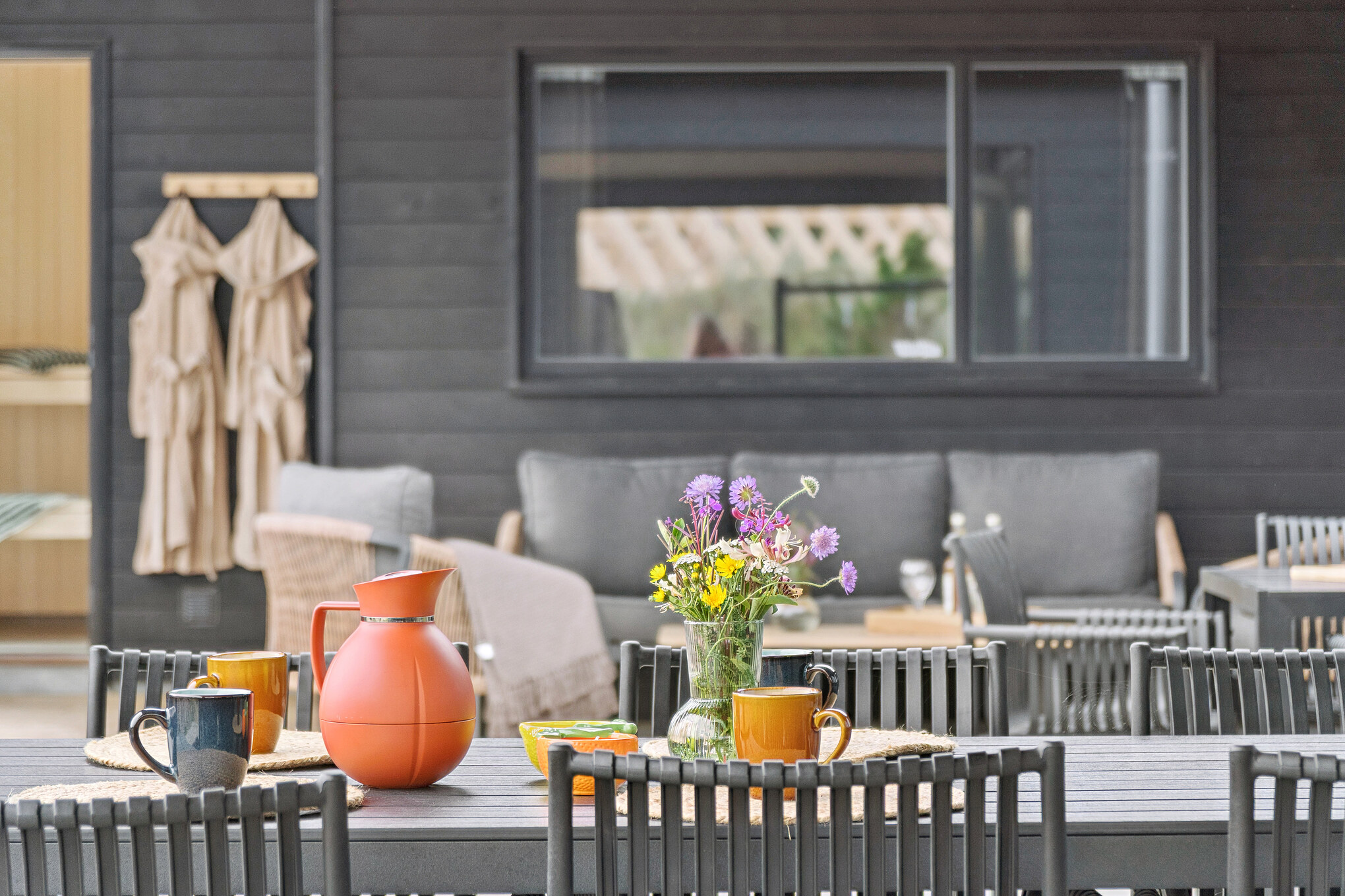 Luksushus nr. 672 har en deilig terrasse med gode hagemøbler til 18 personer.