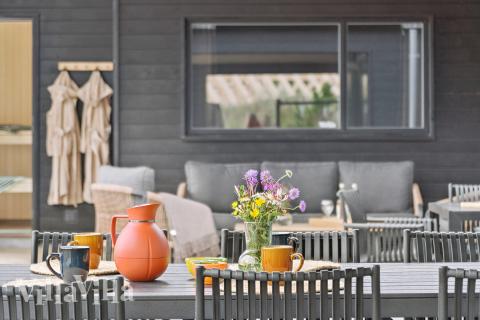 Nyt en grillkveld på terrassen i luksushus nr. 672 i Vestjylland