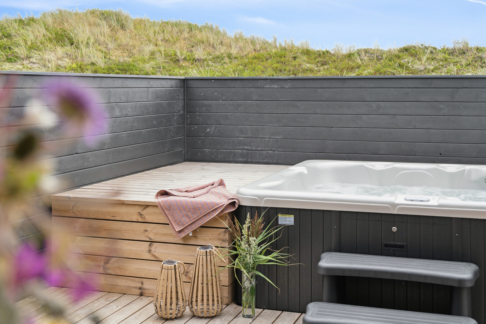 Nyt varmen i boblebadet i luksushus nr. 672 i Vestjylland