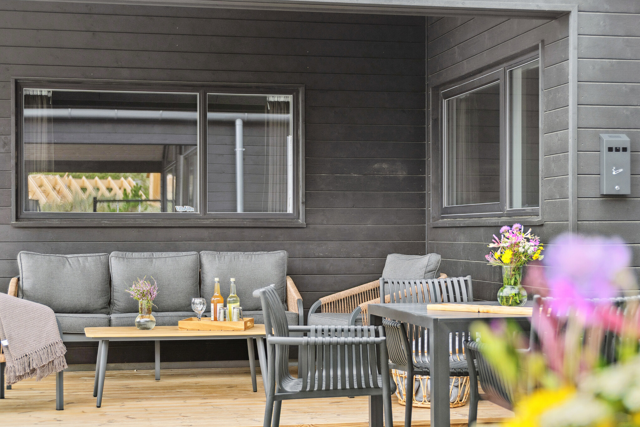 Nyt en grillkveld på terrassen i luksushus nr. 672 i Vestjylland