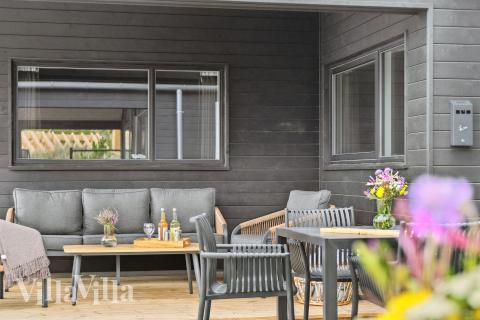 På terrassen i feriehus nr. 672 er det plass til 18 personer.