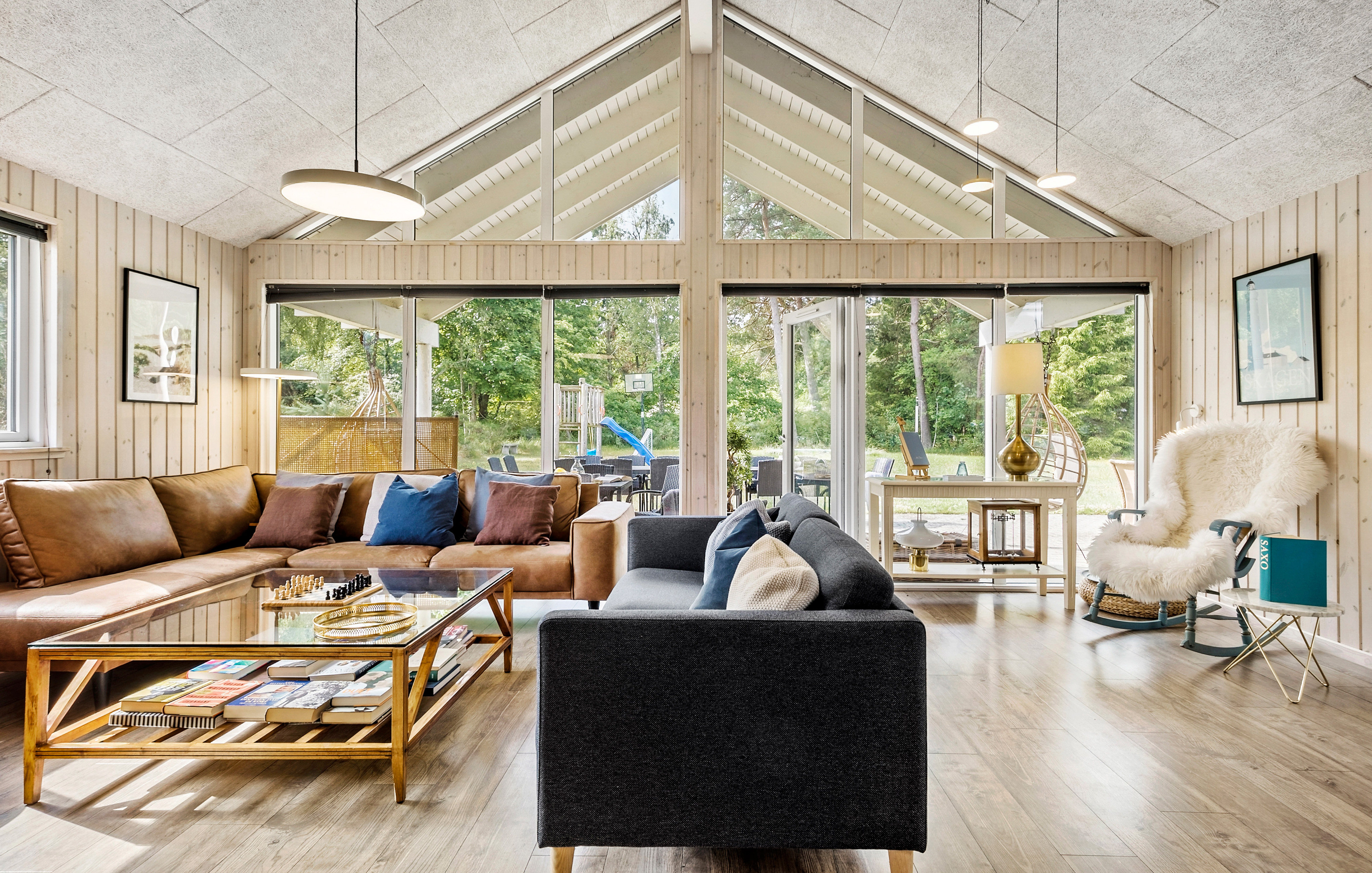 Sofaen i luksushus nr. 367 i Nordsjælland er perfekt for å hygge seg med et brettspill eller se en film sammen.