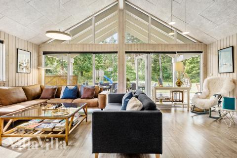 Sofaen i luksushus nr. 367 i Nordsjælland er perfekt for å hygge seg med et brettspill eller se en film sammen.