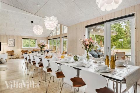 Det er plass til 18 personer i det store lyse oppholdsrommet i luksushus nr. 367.