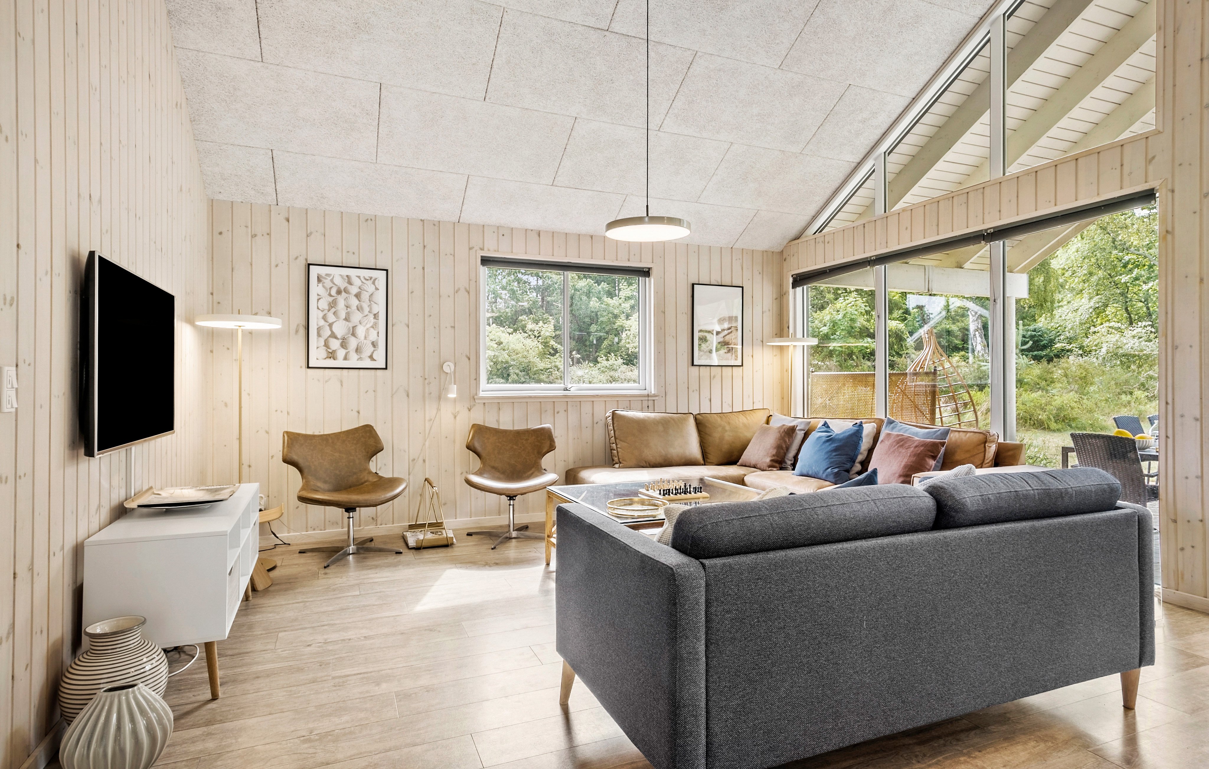 Det er god plass til hygge i feriehusets sofagruppe under oppholdet i luksushus nr. 367
