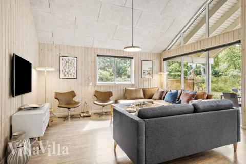 Det er god plass til hygge i feriehusets sofagruppe under oppholdet i luksushus nr. 367