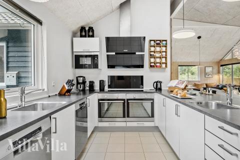 Kjøkkenet i luksushus nr. 367 er fullt utstyrt så dere lett kan lage mat til 18 personer.