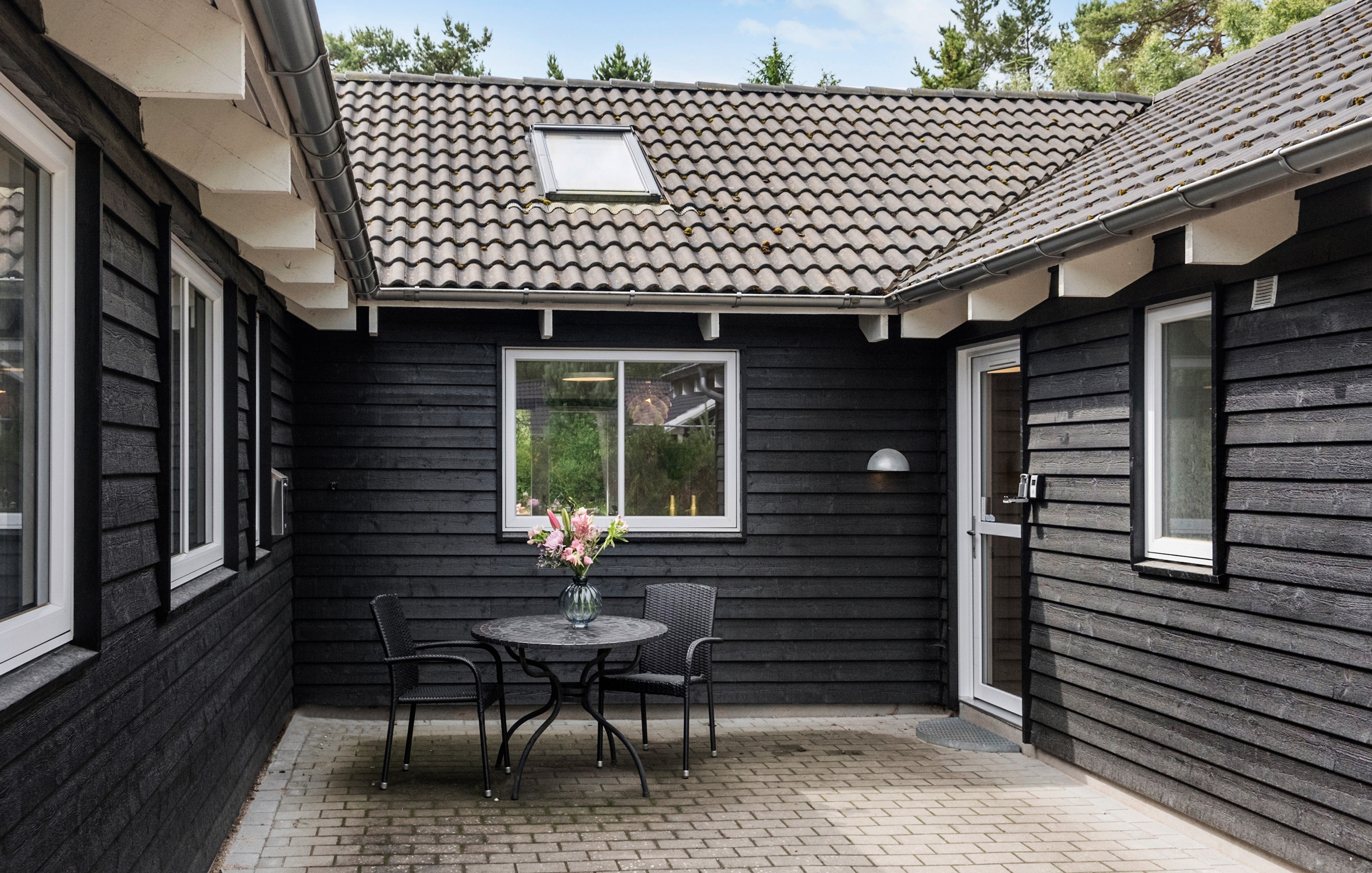 Nyt en grillkveld på terrassen i luksushus nr. 367 i Nordsjælland