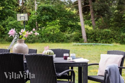 På terrassen i feriehus nr. 367 er det plass til 18 personer.