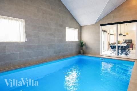 Feriehus 670 har et flott basseng med sklie, et stort innebygd boblebad og en badstue