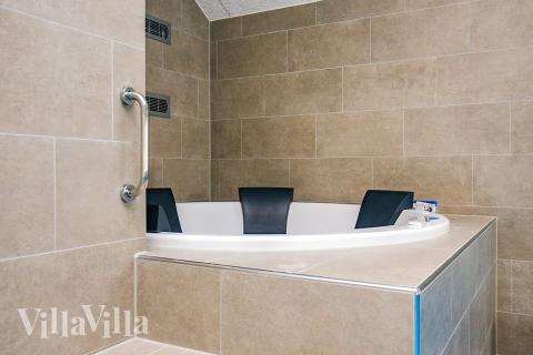 Nyt varmen i boblebadet i luksushus nr. 670 i Lolland/Falster/Møn