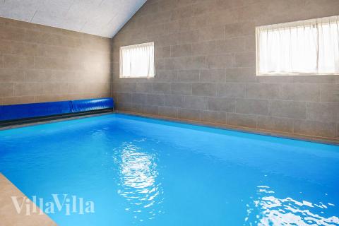 Det flotte bassenget i luksushus nr. 670 til 12 personer