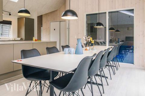 Det er plass til 12 personer i det store lyse oppholdsrommet i luksushus nr. 670.