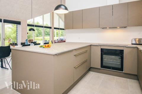 Kjøkkenet i luksushus nr. 670 er fullt utstyrt så dere lett kan lage mat til 12 personer.