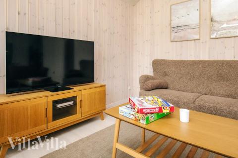 Sofaen i luksushus nr. 670 i Lolland/Falster/Møn er perfekt for å hygge seg med et brettspill eller se en film sammen.
