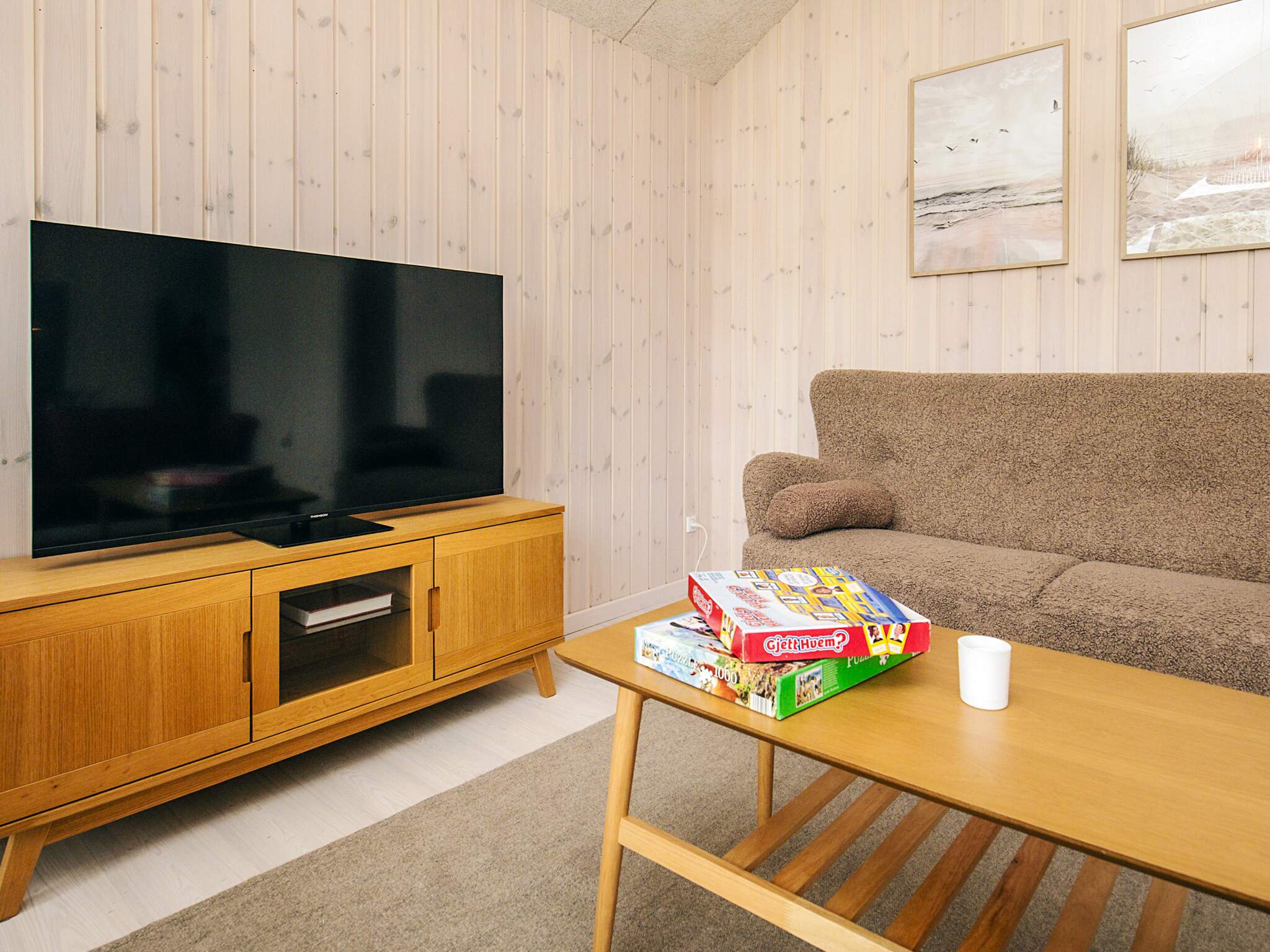 Sofaen i luksushus nr. 670 i Lolland/Falster/Møn er perfekt for å hygge seg med et brettspill eller se en film sammen.