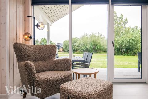 Det er god plass til hygge i feriehusets sofagruppe under oppholdet i luksushus nr. 670