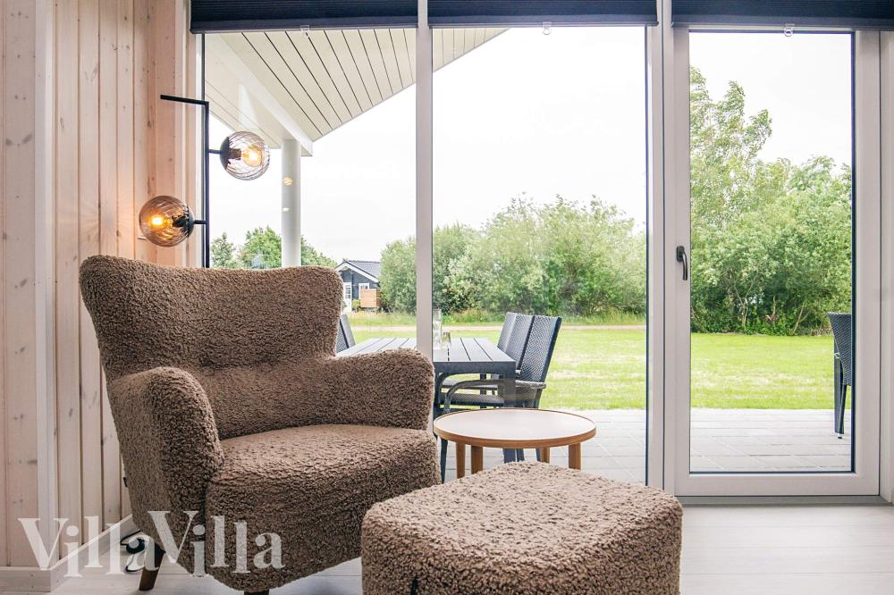 Det er god plass til hygge i feriehusets sofagruppe under oppholdet i luksushus nr. 670