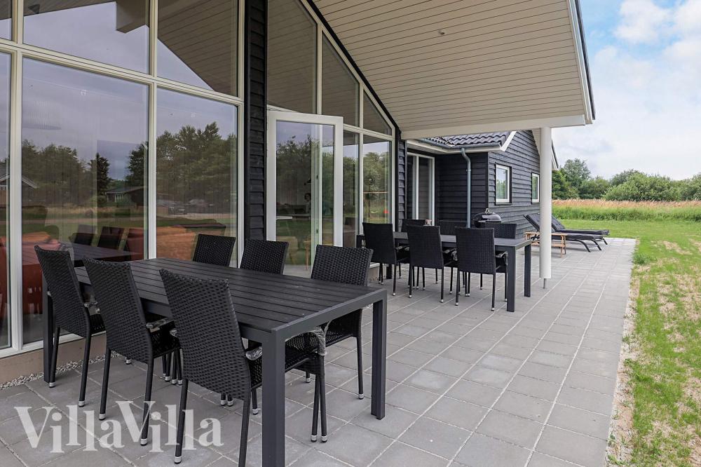 Luksushus nr. 670 har en deilig terrasse med gode hagemøbler til 12 personer.