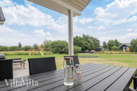 Nyt en grillkveld på terrassen i luksushus nr. 670 i Lolland/Falster/Møn