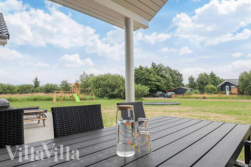 Nyt en grillkveld på terrassen i luksushus nr. 670 i Lolland/Falster/Møn