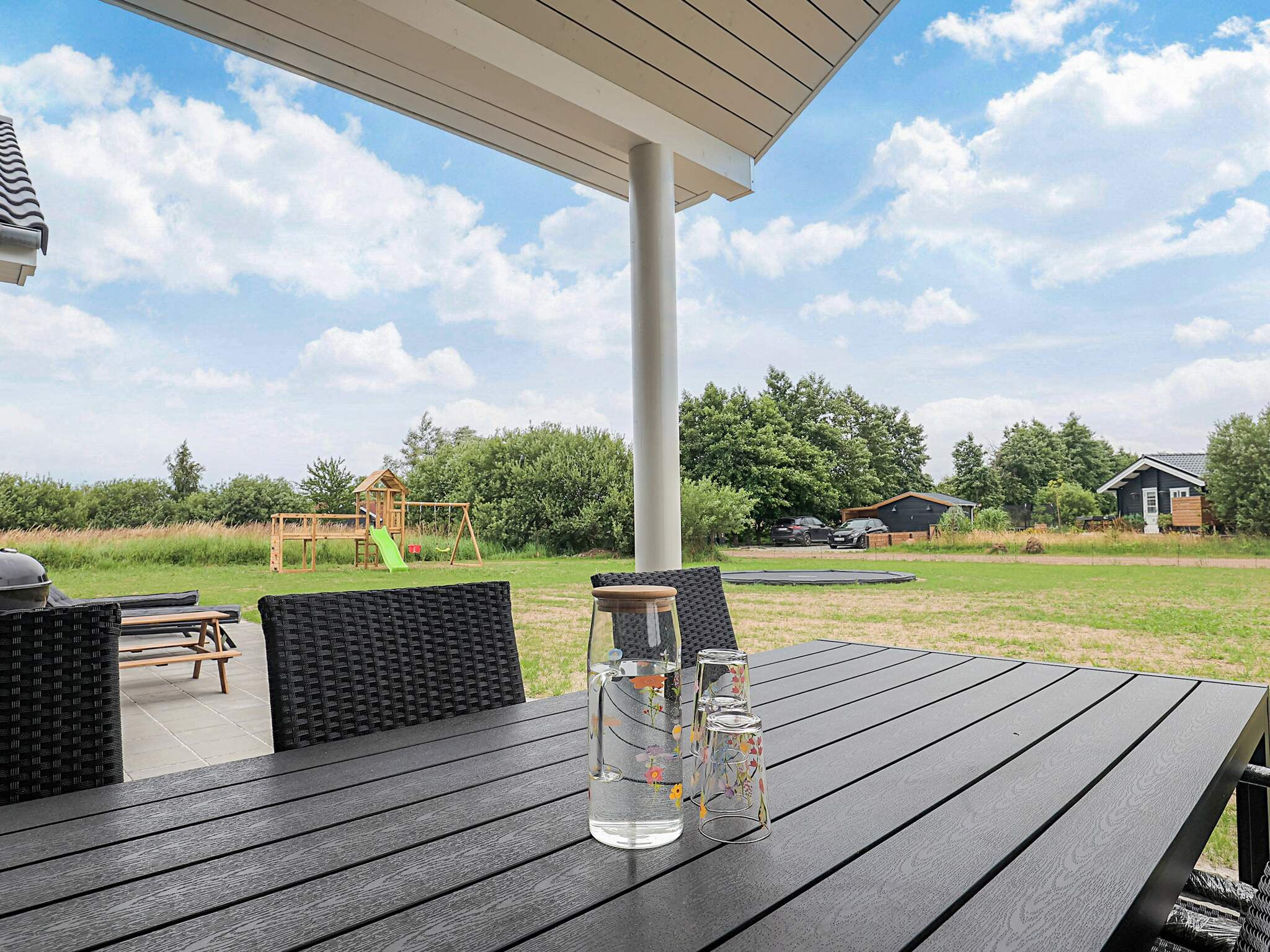 Nyt en grillkveld på terrassen i luksushus nr. 670 i Lolland/Falster/Møn