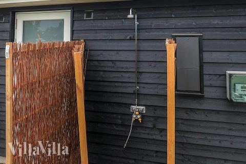 I det attraktive feriehuset nr. 670 i Lolland/Falster/Møn finnes det mengder av utendørsaktiviteter, som leketårn og huskestativ.