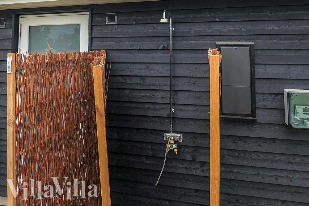 I det attraktive feriehuset nr. 670 i Lolland/Falster/Møn finnes det mengder av utendørsaktiviteter, som leketårn og huskestativ.