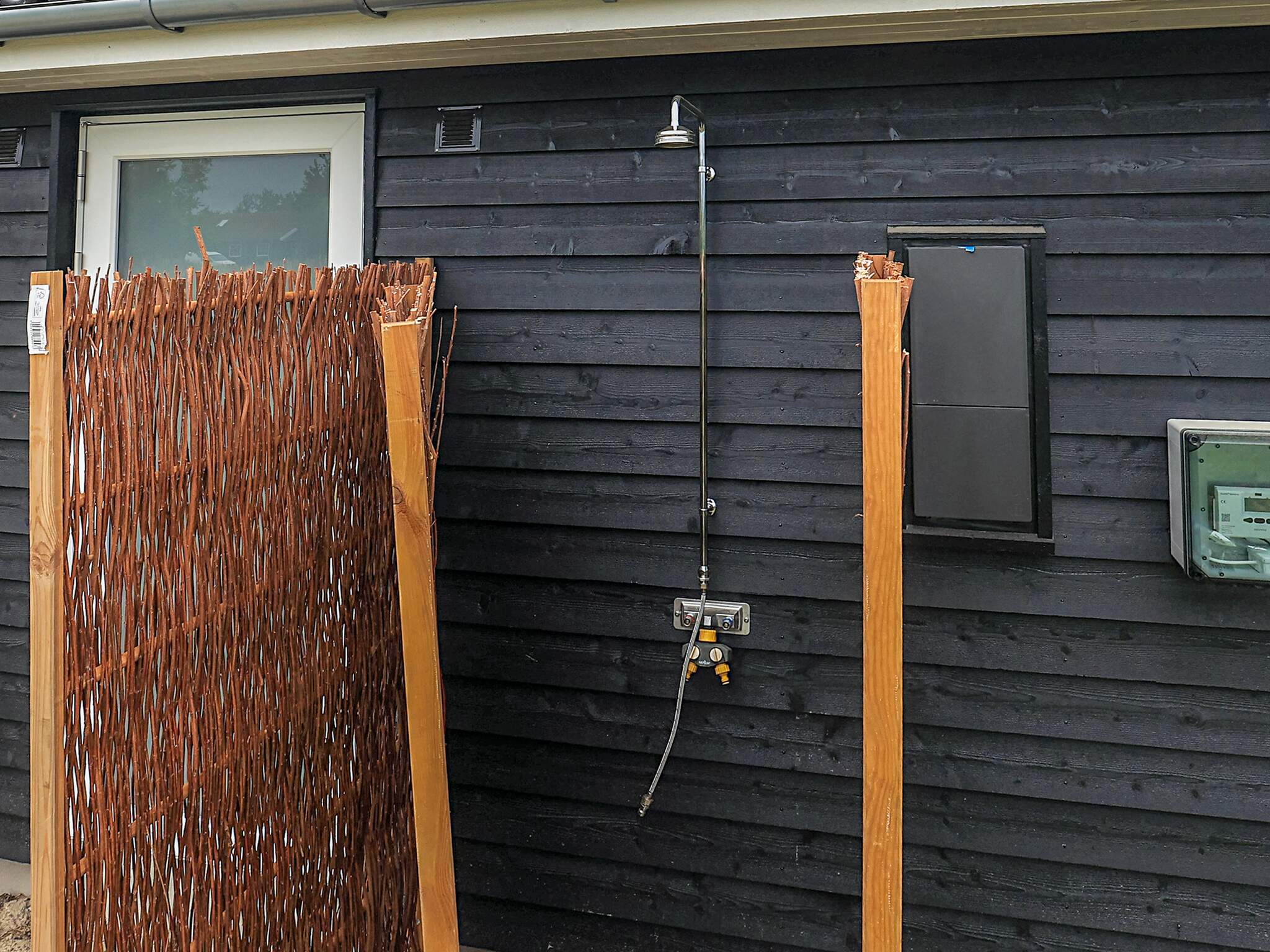 I det attraktive feriehuset nr. 670 i Lolland/Falster/Møn finnes det mengder av utendørsaktiviteter, som leketårn og huskestativ.