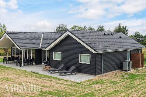 Dette lekre huset med svømmebasseng, nr. 670, med plass til 12 personer, ligger i Lolland/Falster/Møn