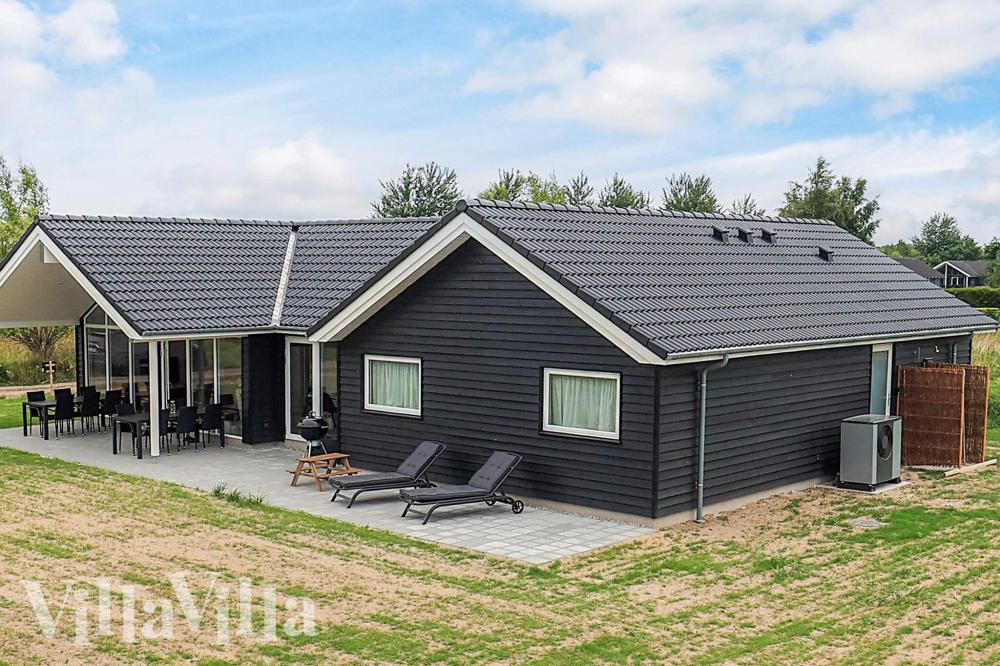 Dette lekre huset med svømmebasseng, nr. 670, med plass til 12 personer, ligger i Lolland/Falster/Møn