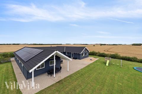 Dette lekre huset med svømmebasseng, nr. 404, med plass til 24 personer, ligger i Limfjorden