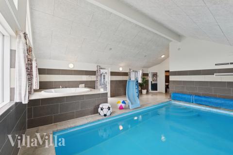 Feriehus 404 har et flott basseng med sklie, et stort innebygd boblebad og en badstue