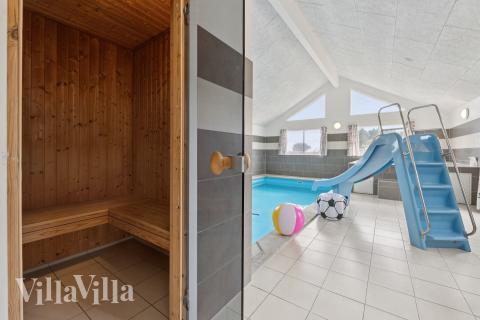 Det flotte bassenget i luksushus nr. 404 til 24 personer