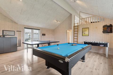 I tillegg til alle aktivitetsmulighetene i husets bassengavdeling, kan du også spille biljard, bordtennis og dart i luksushus nr. 404