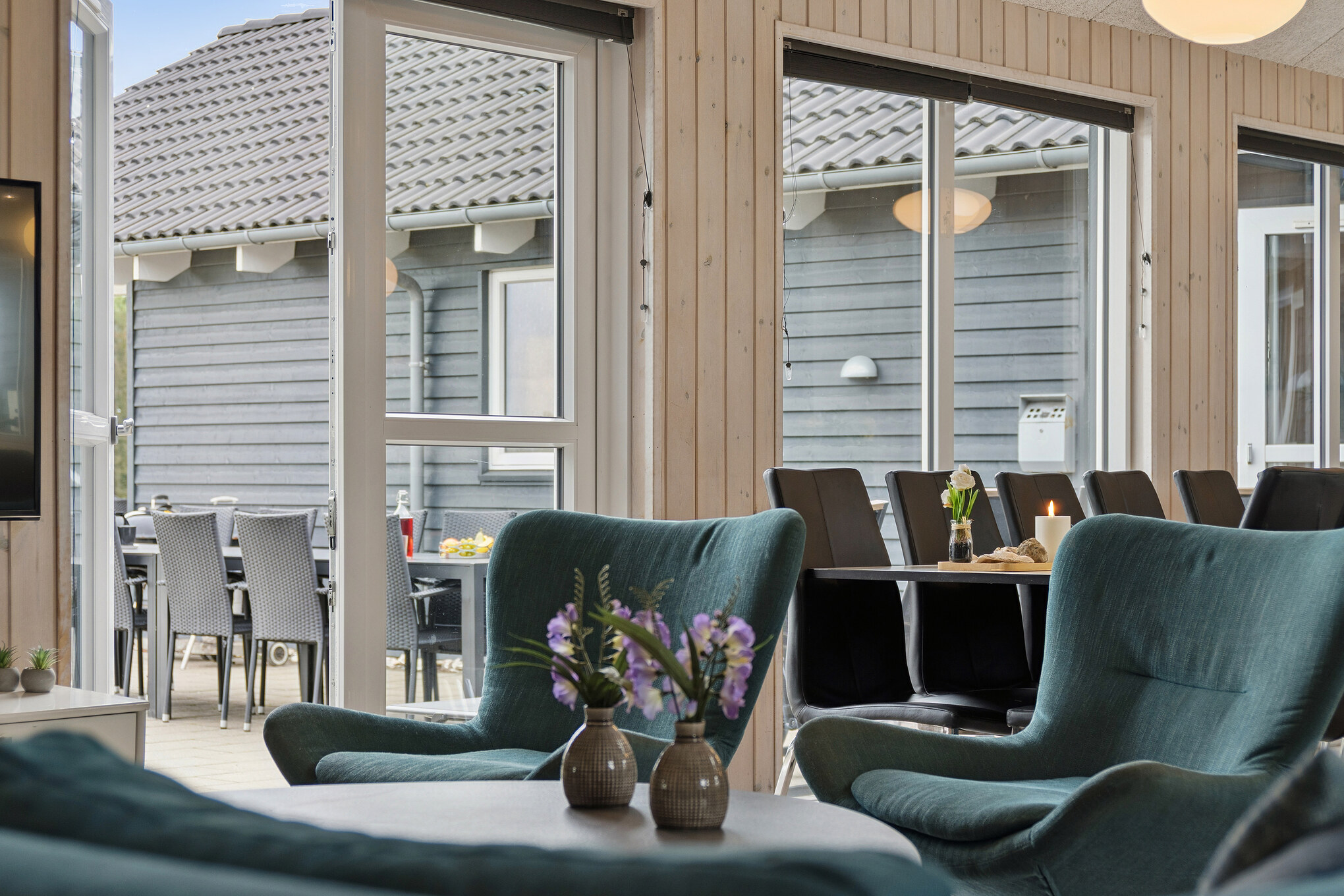 Sofaen i luksushus nr. 404 i Limfjorden er perfekt for å hygge seg med et brettspill eller se en film sammen.