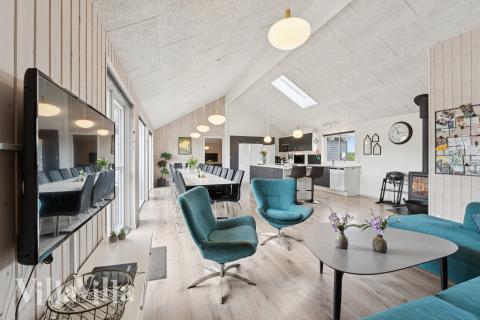 Det er god plass til hygge i feriehusets sofagruppe under oppholdet i luksushus nr. 404