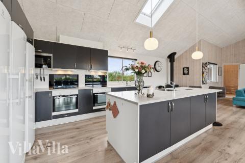 Kjøkkenet i luksushus nr. 404 er fullt utstyrt så dere lett kan lage mat til 24 personer.