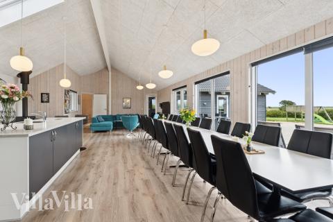 Det er plass til 24 personer i det store lyse oppholdsrommet i luksushus nr. 404.