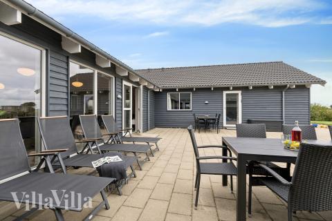 Nyt en grillkveld på terrassen i luksushus nr. 404 i Limfjorden