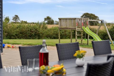 På terrassen i feriehus nr. 404 er det plass til 24 personer.